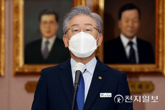 [천지일보=박준성 기자] 이재명 경기도지사가 20일 경기도 수원시 팔달구 경기도청에서 열린 국회 국토교통위원회의 경기도청에 대한 국정감사에서 업무보고를 하고 있다. (공동취재사진) ⓒ천지일보 2021.10.20