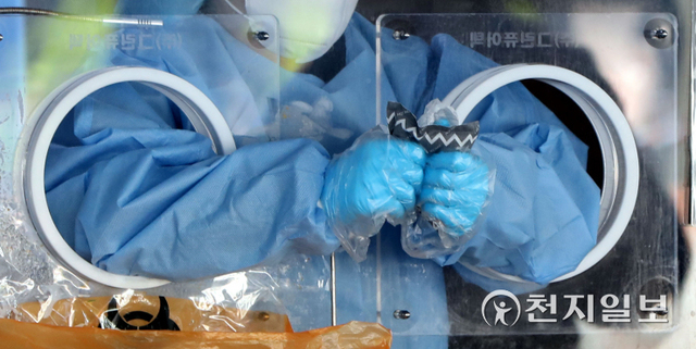 [천지일보=남승우 기자] 전국 곳곳에 한파특보가 발령된 17일 오전 서울역 광장에 마련된 코로나19 임시 선별검사소에서 의료진이 검체 채취를 마친 뒤 핫팩으로 손을 녹이고 있다.  ⓒ천지일보 2021.10.17