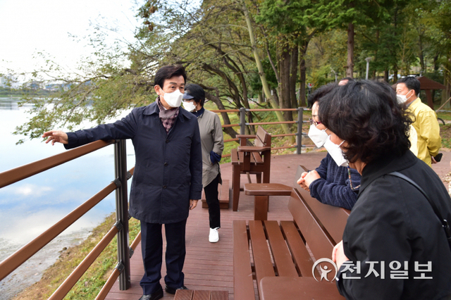 조규일 시장(왼쪽)이 20일 주약동 남강변에 새롭게 조성한 ‘하모의 숲’을 방문해 시민들과 이야기를 나누고 있다. (제공: 진주시) ⓒ천지일보 2021.10.21