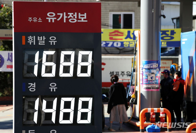 전국 주유소 휘발윳값 1700원대 육박	[서울=뉴시스] 전국 주유소의 휘발윳값이 4주 연속 오른 가운데 17일 오전 서울 시내의 한 주유소에 유가 정보가 게시되어 있다. 한국석유공사 유가정보서비스 오피넷에 따르면, 10월 둘째 주 전국 주유소 휘발유 판매 가격은 지난주보다 28.3원 오른 ℓ당 1,687.2원을 기록했다.
