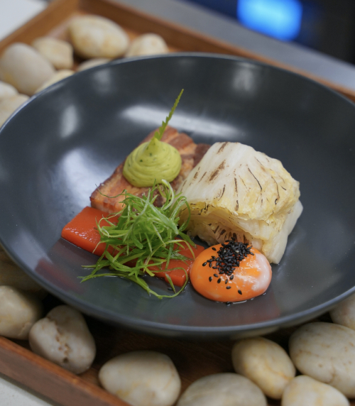 백김치를 곁들인 구운 돼지고기. (제공: 대상㈜)