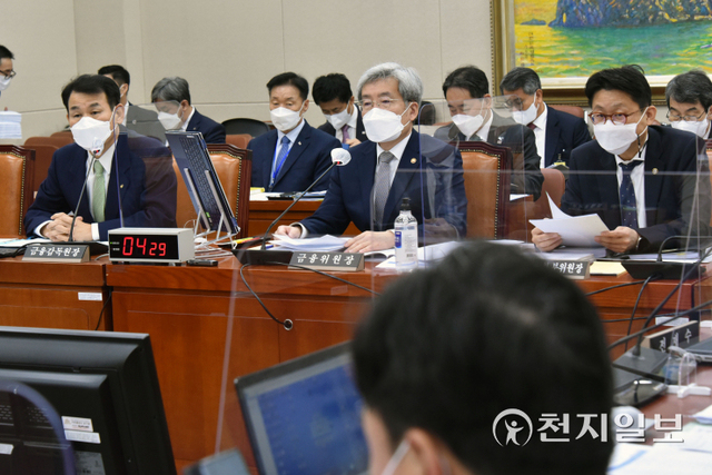 [천지일보=박준성 기자] 고승범 금융위원장이 21일 서울 여의도 국회에서 열린 정무위원회의 금융위원회, 금융감독원 등에 대한 2021년도 종합국정감사에서 의원 질의에 답하고 있다. (공동취재사진) ⓒ천지일보 2021.10.21