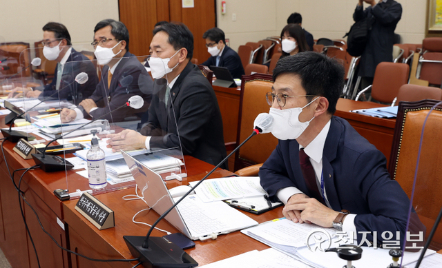 [천지일보=박준성 기자] 최준우 한국주택금융공사 사장이 18일 서울 여의도 국회에서 정무위원회의 예금보험공사, 한국자산관리공사, 한국주택금융공사 등에 대한 국정감사에서 의원들의 질의에 답하고 있다. (공동취재사진) ⓒ천지일보 2021.10.18