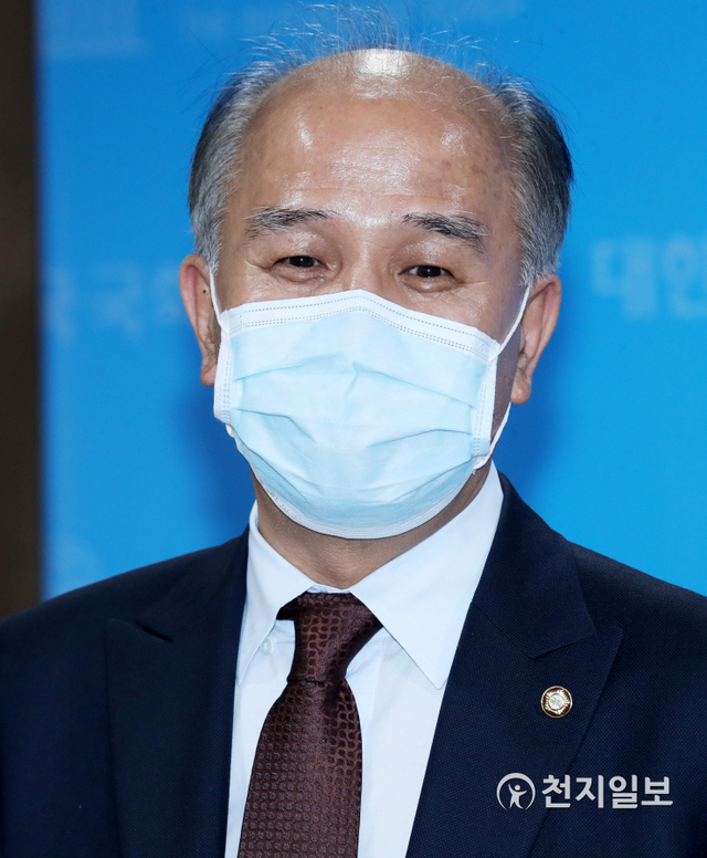 [천지일보=박준성 기자] 더불어민주당 이용우·오기형·이정문·민형배 의원이 17일 오후 서울 여의도 국회 소통관에서 산업은행의 대한항공·아시아나 인수지원(통합추진) 문제 관련 기자회견을 마친 후 취재진의 질문에 답하고 있다. ⓒ천지일보 2020.11.17