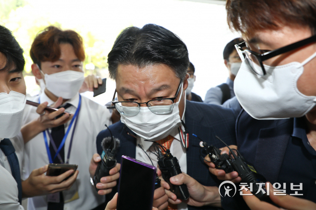 [천지일보=남승우 기자] 대장동 개발 사업 특혜 의혹의 핵심 인물인 유동규 전 성남도시개발공사 기획본부장에 대한 구속영장실질심사가 열린 3일 오후 서울 서초구 서울중앙지방법원에서 유씨의 변호를 맡은 김국일 변호사가 법정으로 들어서고 있다. ⓒ천지일보 2021.10.3