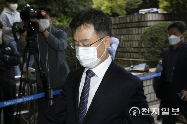 [천지일보=남승우 기자] 경기 성남시 대장동 개발사업 특혜 의혹의 핵심 인물이자 화천대유의 대주주 김만배씨가 14일 서울 서초구 서울중앙지방법원에서 열린 구속 전 피의자 심문(영장실질심사)을 받기 위해 출석하고 있다. ⓒ천지일보 2021.10.14