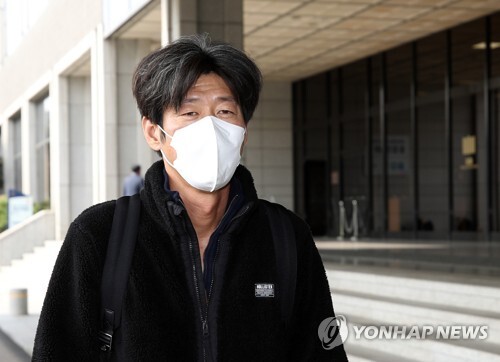 서울중앙지검 나서는 남욱(서울=연합뉴스) 대장동 개발 로비·특혜 의혹 사건의 핵심 인물인 남욱 변호사가 21일 정오 무렵 서초구 서울중앙지검에서 나와 어디론가 향하고 있다.