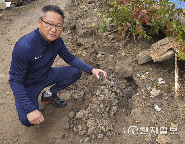 장수군이 실시하는 ‘가야공감 현장체험’ 프로그램의 참가자인 김영섭씨가 장수군 계북면 자신의 밭에서 발견된 쇠똥(슬래그)를 가리키고 있다. (제공: 장수군) ⓒ천지일보 2021.10.21