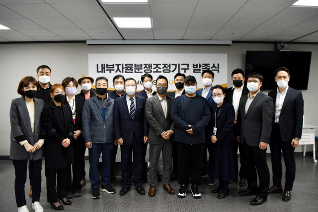 이승창 초대 위원장(왼쪽부터 여덟 번째) 김동전 맘스터치 대표이사(왼쪽부터 열 번째)를 비롯한 가맹사업자대표, 가맹본부대표들이 21일 오후 강동구 천호동 이스트센트럴타워에서 열린 맘스터치 ‘내부자율분쟁조정기구 발족식’에 참석해 기념사진을 찍고 있다. (제공: 맘스터치)