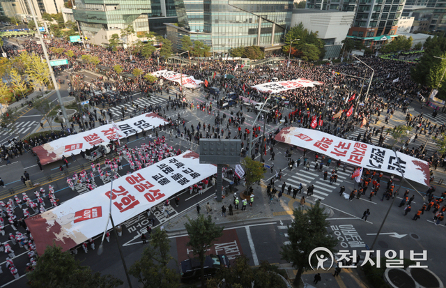 [천지일보=남승우 기자] 20일 서울 서대문역 사거리에서 열린 전국민주노동조합총연맹(민주노총) 총파업 집회에서 조합원들이 5대 핵심 의제가 적힌 현수막을 펼치고 있다. ⓒ천지일보 2021.10.20