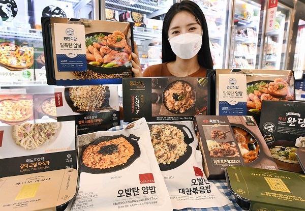 모델이 22일 서울 등촌동 홈플러스 강서점에서 레스토랑 간편식을 선보이고 있다. (제공: 홈플러스)