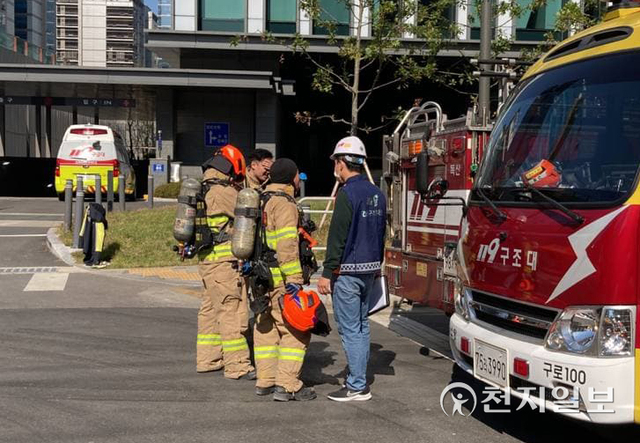 [천지일보=이우혁 기자] 23일 오전 서울 금천구 가산동 가산메트로지식산업센터 신축 공사 현장 지하 3층에서 화재진압에 쓰이는 약품인 소화 약제가 누출되는 사고가 발생한 가운데 소방대원들이 현장에 나와 있다. 이 사고로 현장 작업자 4명이 의식을 잃어 출동한 구급대원에게 심폐소생술(CPR)을 받으며 병원에 옮겨졌다. 또 6명이 호흡기 등에 경상을 입어 병원에서 치료를 받고 있다. ⓒ천지일보 2021.10.23