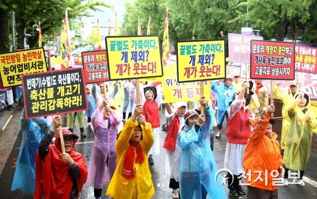 대한육견협회 회원들이 28일 오후 서울 종로구 효자치안센터 앞에서 ‘생존권 투쟁 집회’를 진행하고 있다. 이들은 정부가 식용견농가와 식용견업 종사들을 학살하고 있다고 주장했다. ⓒ천지일보 2018.8.28