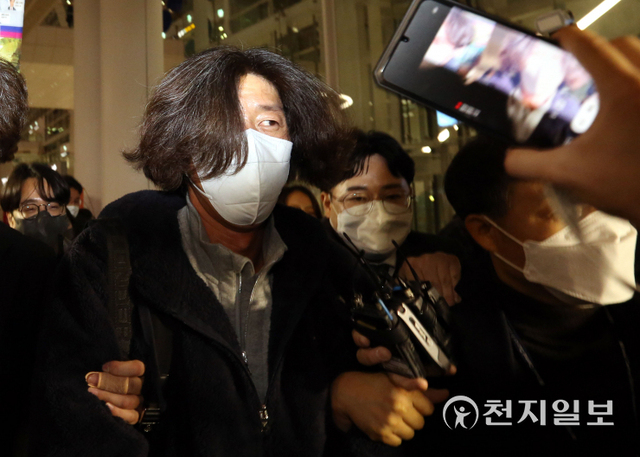 [천지일보=남승우 기자] 대장동 개발 로비·특혜 의혹의 핵심 인물로 꼽히는 천화동인 4호 소유주 남욱 변호사가 18일 새벽 인천국제공항 제2여객터미널을 통해 귀국, 검찰 수사관에게 체포돼 공항을 빠져나가고 있다.  ⓒ천지일보 2021.10.18