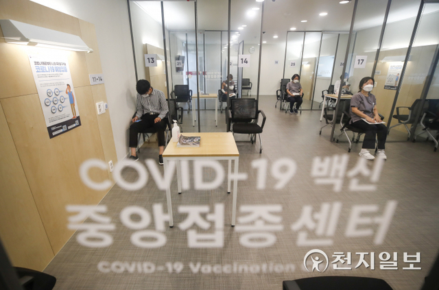 [천지일보=남승우 기자] 기본 접종 후 6개월이 지난 코로나19 치료병원 종사자를 대상으로 추가접종(부스터샷)이 시작된 12일 오후 서울 중구 국립중앙의료원 중앙예방접종센터에서 백신 접종을 마친 치료병원 종사자들이 관찰실에서 이상 반응을 확인하고 있다. ⓒ천지일보 2021.10.12