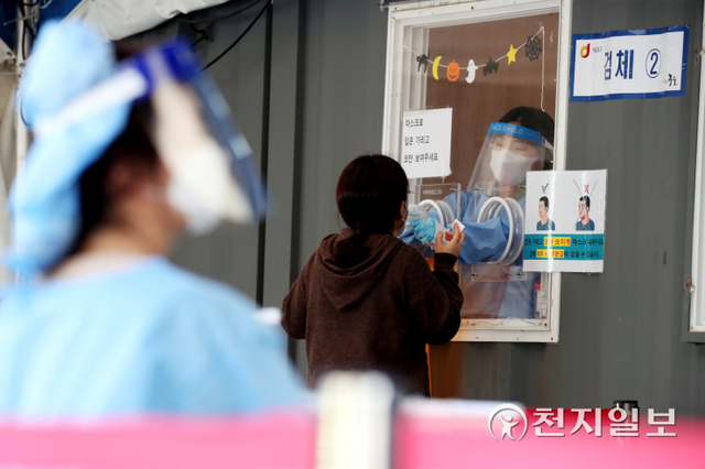 [천지일보=박준성 기자] 국내 신종 코로나바이러스 감염증(코로나19) 신규 확진자가 1508명으로 집계된 23일 오전 서울 중구 서울역 광장에 설치된 임시선별검사소에서 의료진이 코로나19 검사를 받는 시민의 검체를 채취하고 있다. ⓒ천지일보 2021.10.23