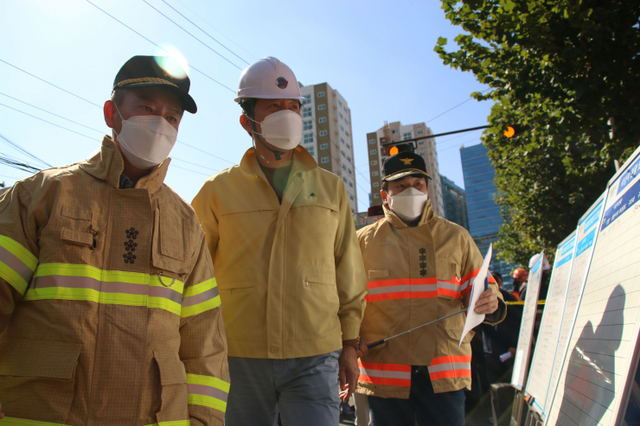 [천지일보=이우혁 기자] 23일 오전 서울 금천구 가산동 가산 데이터허브센터에서 화재감지기가 작동해 이산화탄소 누출사고가 발생하면서 사망자 2명을 포함한 21명의 사상자가 발생했다. 사진은 현장을 점검 중인 오세훈 서울시장(가운데). ⓒ천지일보 2021.10.23