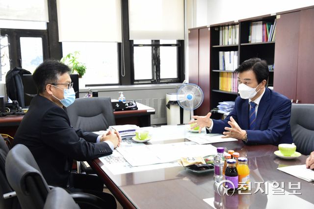 조규일 진주시장(오른쪽)이 지난 22일 국가균형발전위 기획단장을 만나 ‘지역상생을 위한 LH 개혁안’에 대해 논의하고 있다. (제공: 진주시) ⓒ천지일보 2021.10.24