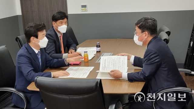 조규일 진주시장(왼쪽 첫번째)이 지난 22일 안도걸 기획재정부 2차관을 만나 ‘지역상생을 위한 LH 개혁안’에 대해 논의하고 있다. (제공: 진주시) ⓒ천지일보 2021.10.24