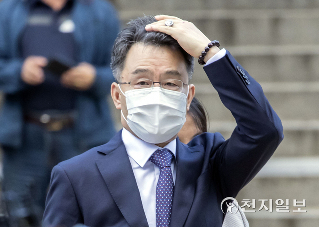 [천지일보=남승우 기자] 경기 성남시 대장동 개발사업 특혜 의혹의 핵심 인물이자 화천대유의 대주주 김만배씨가 14일 서울 서초구 서울중앙지방법원에서 열린 구속 전 피의자 심문(영장실질심사)을 받기 위해 출석하며 머리를 넘기고 있다. ⓒ천지일보 2021.10.14
