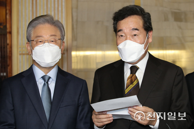 [천지일보=박준성 기자] 더불어민주당 이재명 대선 후보(왼쪽)와 이낙연 전 민주당 대표가 24일 오후 서울 종로구 안국동의 한 찻집에서 회동하고 있다. ⓒ천지일보 2021.10.24