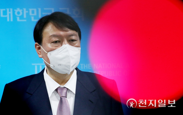 [천지일보=박준성 기자] 국민의힘 윤석열 대선 경선후보가 24일 오전 서울 여의도 국회 소통관에서 국민캠프 공동선대위원장 영입 기자회견을 마친 뒤 취재진의 질문에 답하고 있다. 윤석열 국민캠프는 김태호·박진 의원, 심재철 전 의원, 유정복 전 인천시장을 공동선대위원장으로 영입했다. ⓒ천지일보 2021.10.24