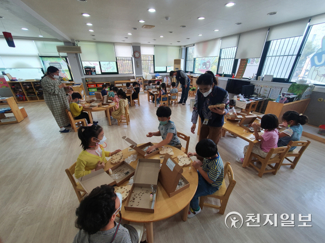 진주시 복합산림복지시설인 ‘월아산 숲속의 진주’의 ‘찾아가는 목공체험’. (제공: 진주시) ⓒ천지일보 2021.10.24