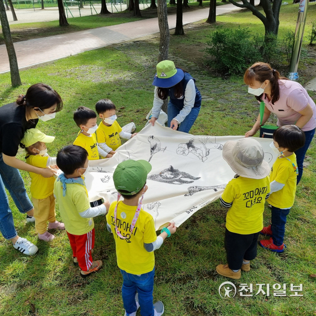 진주시 복합산림복지시설인 ‘월아산 숲속의 진주’의 ‘찾아가는 숲 해설’. (제공: 진주시) ⓒ천지일보 2021.10.24