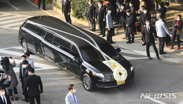 이건희 삼성그룹 회장 발인[서울=뉴시스] 故 이건희 삼성그룹 회장 발인이 28일 오전 서울 강남구 삼성서울병원 장례식장에서 열린 가운데 운구차가 장례식장을 빠져나오고 있다. (사진공동취재단)