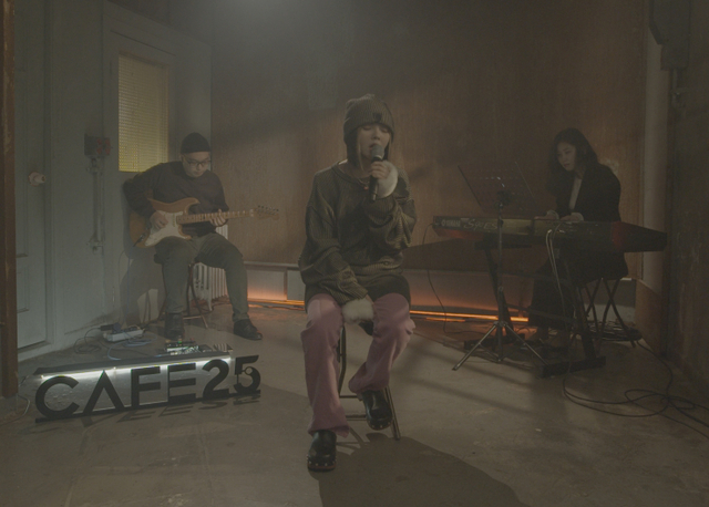 가수 김예지가 카페25 위드 콘서트에서 공연을 하고 있다. (제공: GS리테일)