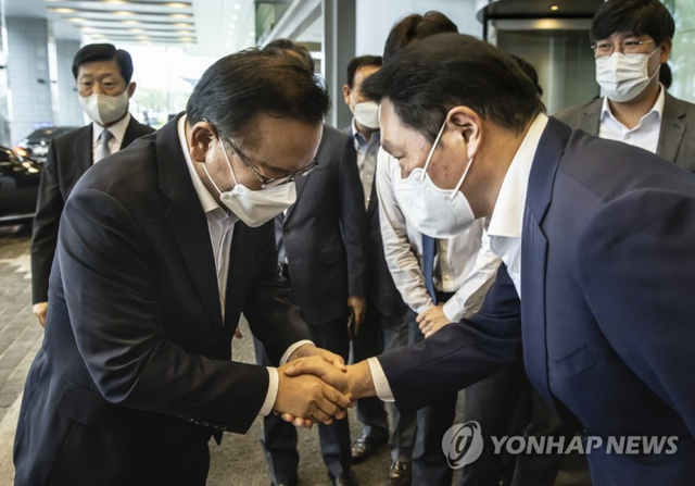 김부겸 국무총리가 지난 6월 3일 오후 서울 중구 대한상공회의소에서 열린 경제 5단체장과의 간담회에 앞서 최태원 대한상의 회장과 악수를 하고 있다. (출처: 연합뉴스)