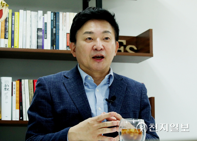 [천지일보=박준성 기자] 국민의힘 대선주자인 원희룡 전 제주지사가 23일 자신의 캠프에서 천지일보와 인터뷰를 하고 있다. ⓒ천지일보 2021.10.23