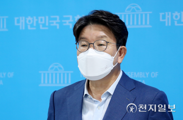 [천지일보=박준성 기자] 국민의힘 법제사법위원회 권성동 의원이 3일 서울 여의도 국회 소통관에서 여권의 윤석열 전 검찰총장의 고발 사주 의혹 공세와 관련 기자회견을 마친 뒤 취재진의 질문에 답하고 있다. ⓒ천지일보 2021.9.3