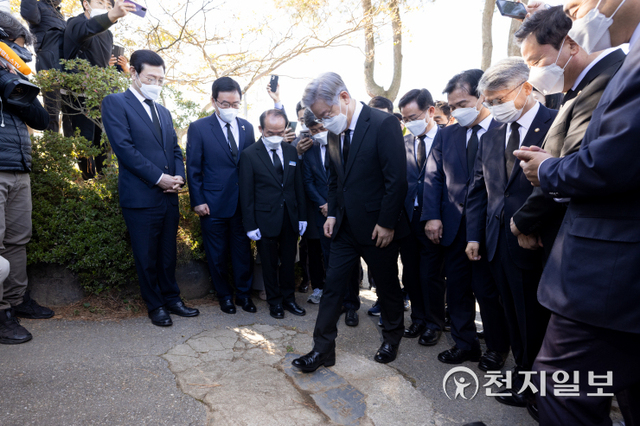 [천지일보=박준성 기자] 더불어민주당 이재명 대선후보가 22일 오전 광주 북구 망월동 민족민주열사묘역(5·18구묘역)에서 전두환씨 기념비석을 밟고 있다. 이 비석은 1982년 전씨가 담양의 한 마을을 방문한 것을 기념하기 위해 세워졌으며, 이를 발견한 5월단체가 비석을 수거해 구 묘역을 방문하는 참배객이 밟을 수 있도록 땅에 묻어 놨다. (제공: 이재명 캠프) ⓒ천지일보 2021.10.22