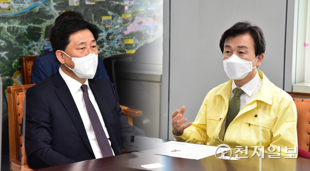 조규일 진주시장(오른쪽)이 25일 시청 기업의 방에서 허맹 행성사 회장과 지수면 승산마을의 문화재 보수와 생가 개방 등을 논의하고 있다. (제공: 진주시) ⓒ천지일보 2021.10.26