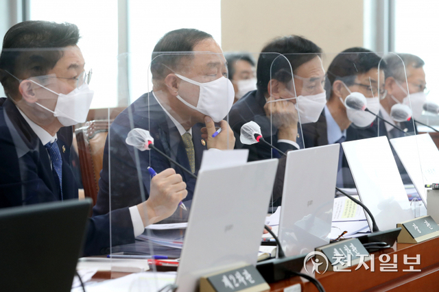 [천지일보=박준성 기자] 홍남기 경제부총리 겸 기획재정부 장관과 이주열 한국은행 총재가 21일 서울 여의도 국회에서 열린 기획재정위원회의 기획재정부·한국은행 등에 대한 종합국정감사에 출석해 의원들의 질문을 듣고 있다. (공동취재사진) ⓒ천지일보 2021.10.21