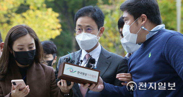 [천지일보=남승우 기자] 이른바 ‘고발 사주 의혹’의 핵심 인물인 손준성 대구고검 인권보호관이 26일 오전 서울 서초구 서울중앙지방법원에서 열린 구속 전 피의자 심문(영장실질심사)에 출석하며 취재진의 질문을 받고 있다. ⓒ천지일보 2021.10.26