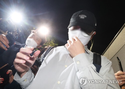 성남시 대장동 개발사업 특혜 의혹을 받는 화천대유자산관리에서 퇴직금 50억원을 받은 곽상도 의원 아들이 8일 오후 경기도 수원시 경기남부경찰청에서 조사를 마치고 나오고 있다. 2021.10.8. (출처: 연합뉴스)