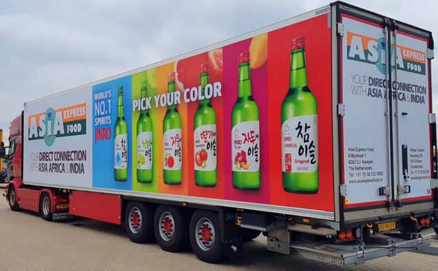 하이트진로는 참이슬 브랜드 인지도 확대를 위해 독일, 프랑스 등 유럽 20개국을 순회하는 랩핑 트럭을 운용하고 있다. (제공: 하이트진로)