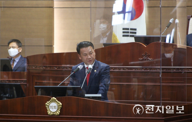 [천지일보 천안=박주환 기자] 충남 천안시의회 권오중 의원이 26일 본회의장에서 열린 제246회 임시회 제3차 본회의에서 박대환 도시건설사업본부장을 상대로 시정 질문을 하고 있다. ⓒ천지일보 2021.10.26