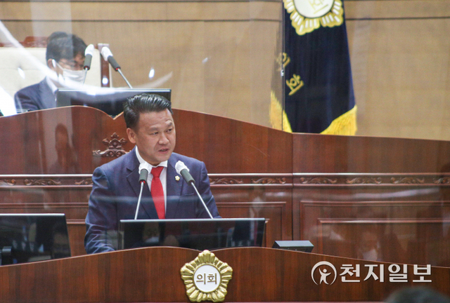 [천지일보 천안=박주환 기자] 충남 천안시의회 권오중 의원이 26일 본회의장에서 열린 제246회 임시회 제3차 본회의에서 박대환 도시건설사업본부장을 상대로 시정 질문을 하고 있다. ⓒ천지일보 2021.10.26
