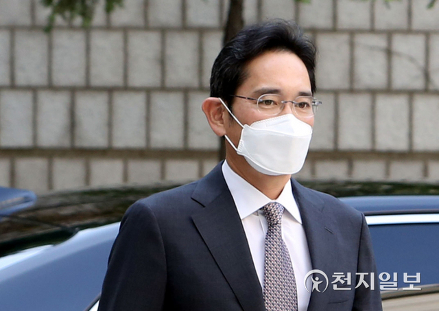 [천지일보=남승우 기자] ‘프로포폴 투약 혐의’를 받고 있는 이재용 삼성전자 부회장이 26일 오전 서울 서초구 서울중앙지방법원에서 열린 1심 선고 공판에 출석하고 있다. ⓒ천지일보 2021.10.26