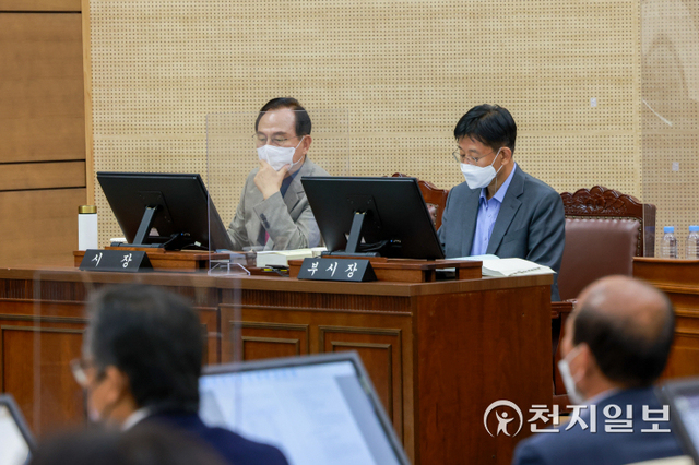 [천지일보 천안=박주환 기자] 충남 천안시 박상돈 시장과 전만권 부시장이 26일 천안시의회 본회의장에서 열린 제246회 임시회 제3차 본회의에 참석해 의원들의 시정 질문을 경청하고 있다. ⓒ천지일보 2021.10.26