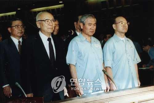 1996년 12월 12·12 및 5·18사건 항소심 선고공판 출석한 전두환(오른쪽), 노태우. (출처: 연합뉴스)