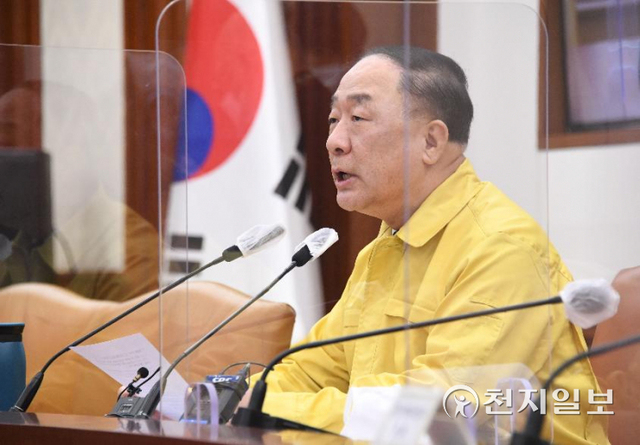 홍남기 경제부총리 겸 기획재정부 장관이 26일 정부서울청사에서 열린 제47차 비상경제 중앙대책본부 회의를 주재하고 있다. (제공: 기획재정부) ⓒ천지일보 2021.10.26