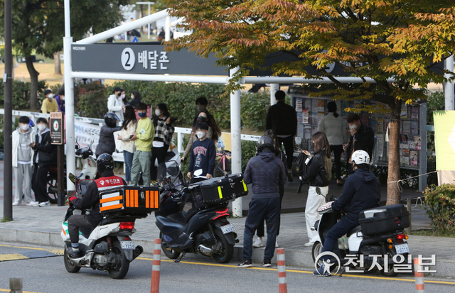 [천지일보=남승우 기자] 완연한 가을 날씨를 보인 24일 오후 서울 여의도한강공원 배달존에 시민들이 모여 있다. ⓒ천지일보 2021.10.24