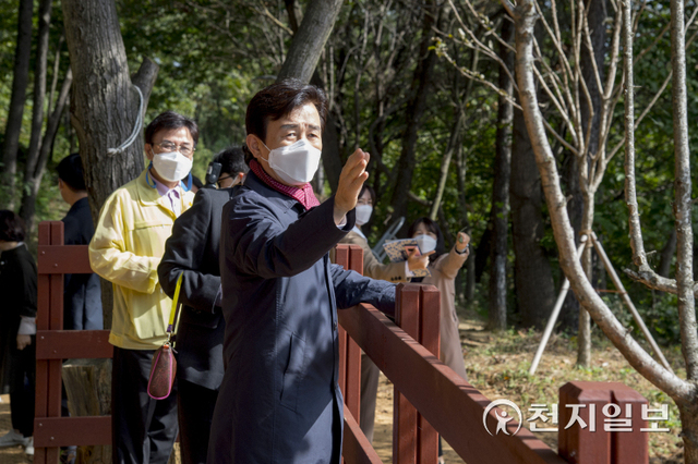 조규일 진주시장이 26일 최근 정비사업을 추진한 가좌동 신진주역세권 내 ‘희망공원’을 방문해 사업현황을 점검하고 있다. (제공: 진주시) ⓒ천지일보 2021.10.26