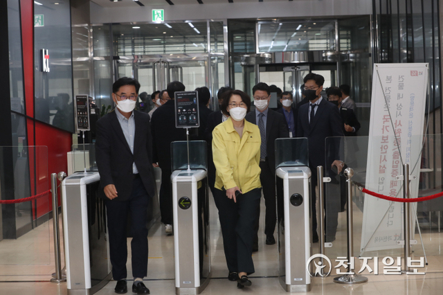 임혜숙 과학기술정보통신부 장관이 26일 오후 KT 네트워크관제센터를 방문해이철규 KT 부사장으로부터 인터넷 장애 관련 원인 및 재발방지 대책 등의 설명을 듣고 있다. (제공: 과학기술정보통신부) ⓒ천지일보 2021.10.26