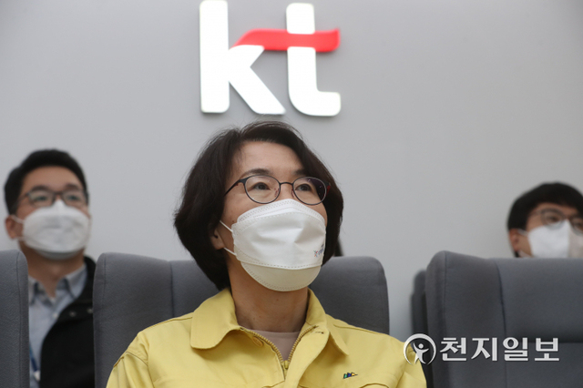 임혜숙 과학기술정보통신부 장관이 26일 오후 KT 네트워크관제센터를 방문해 KT 측으로부터 인터넷 장애 관련 원인 및 재발방지 대책 등의 설명을 듣고 있다. (제공: 과학기술정보통신부) ⓒ천지일보 2021.10.26