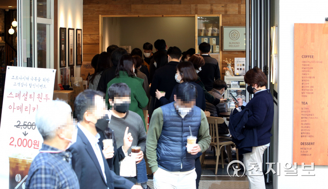 [천지일보=남승우 기자] 코로나19 백신 접종 완료율이 70%를 넘어서면서 ‘단계적 일상회복(위드 코로나)’에 한발짝 다가선 25일 서울 중구의 한 먹자골목에 위치한 카페가 붐비고 있다. ⓒ천지일보 2021.10.25